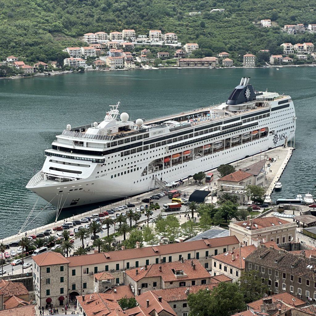 Kotor körfezinde San Giovanni kalesinden çekilmiş bir gemi ve körfez fotografı
