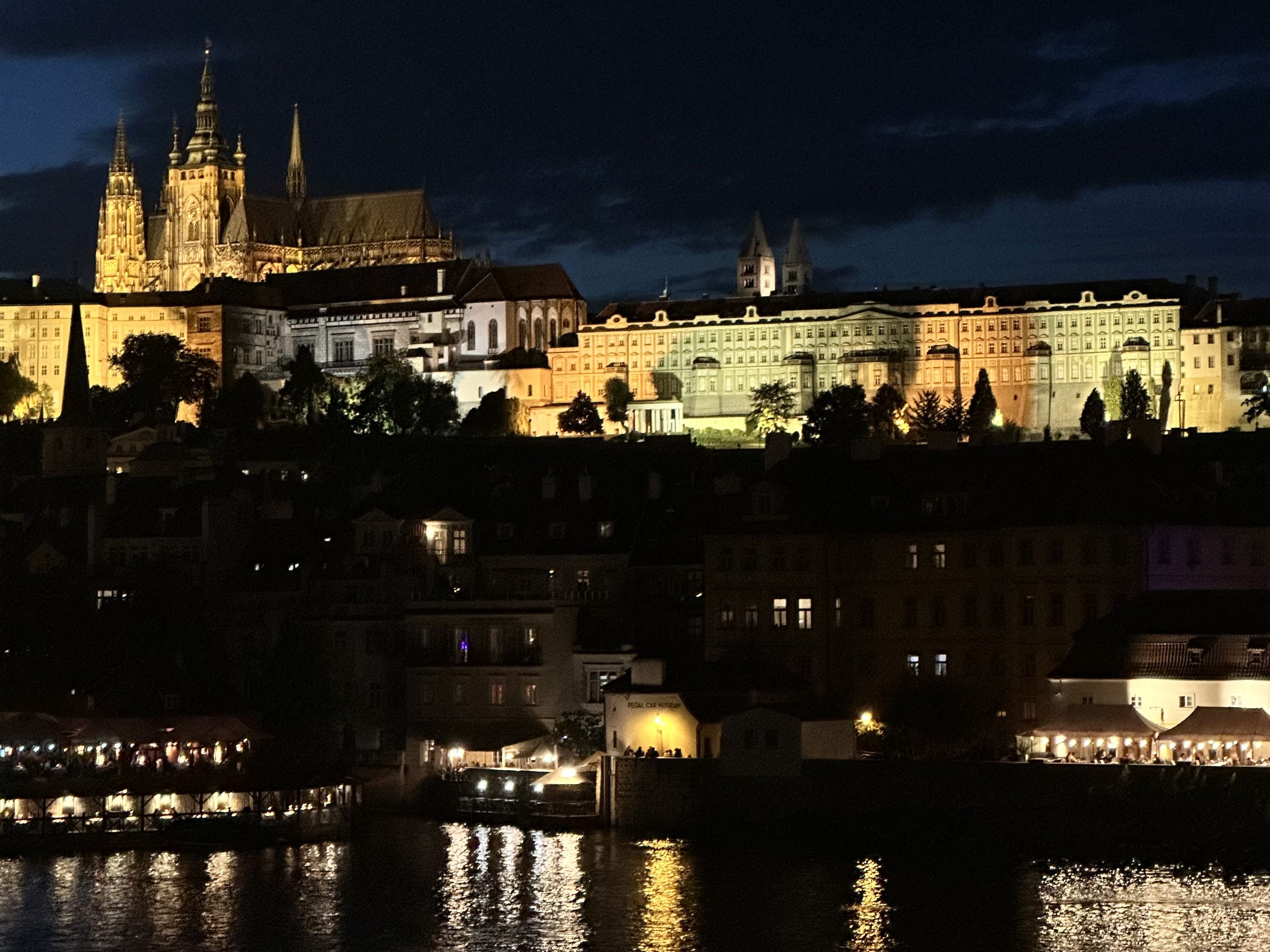 charles köprüsünden gece manzarası